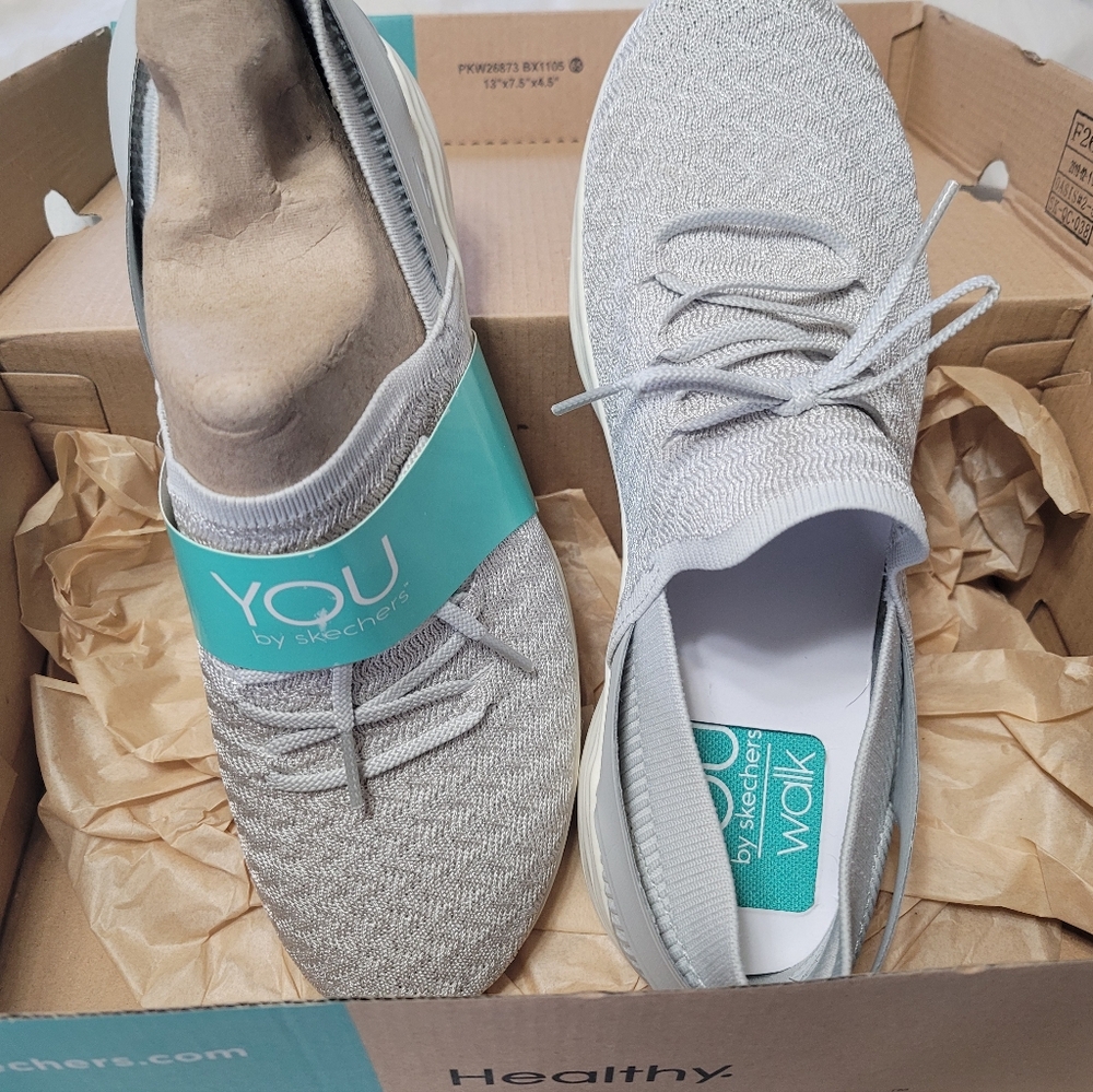 New in box Skechers gogo mat white/gray sz 9